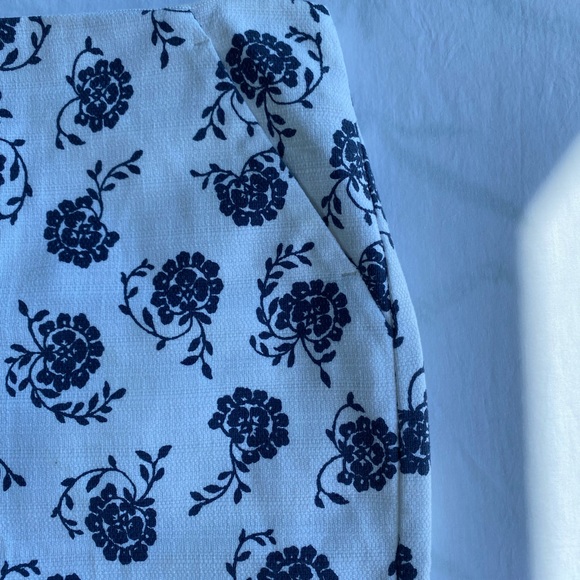 Loft, cotton/ spandex, white & blue. Nautical, sailing, beach vibes. - Picture 5 of 8